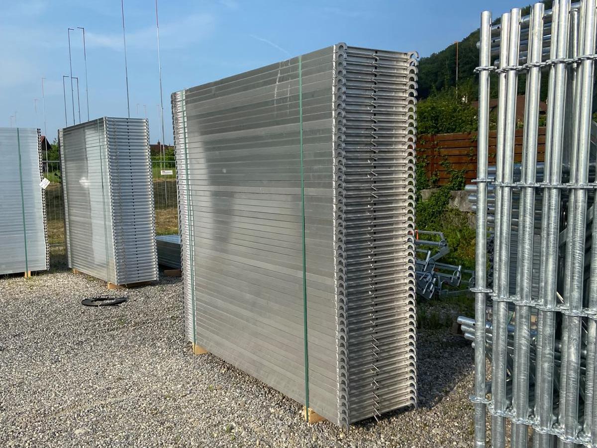 Gerüstmaterial von RB Gerüste, gestapelt und bereitgestellt auf einem Platz