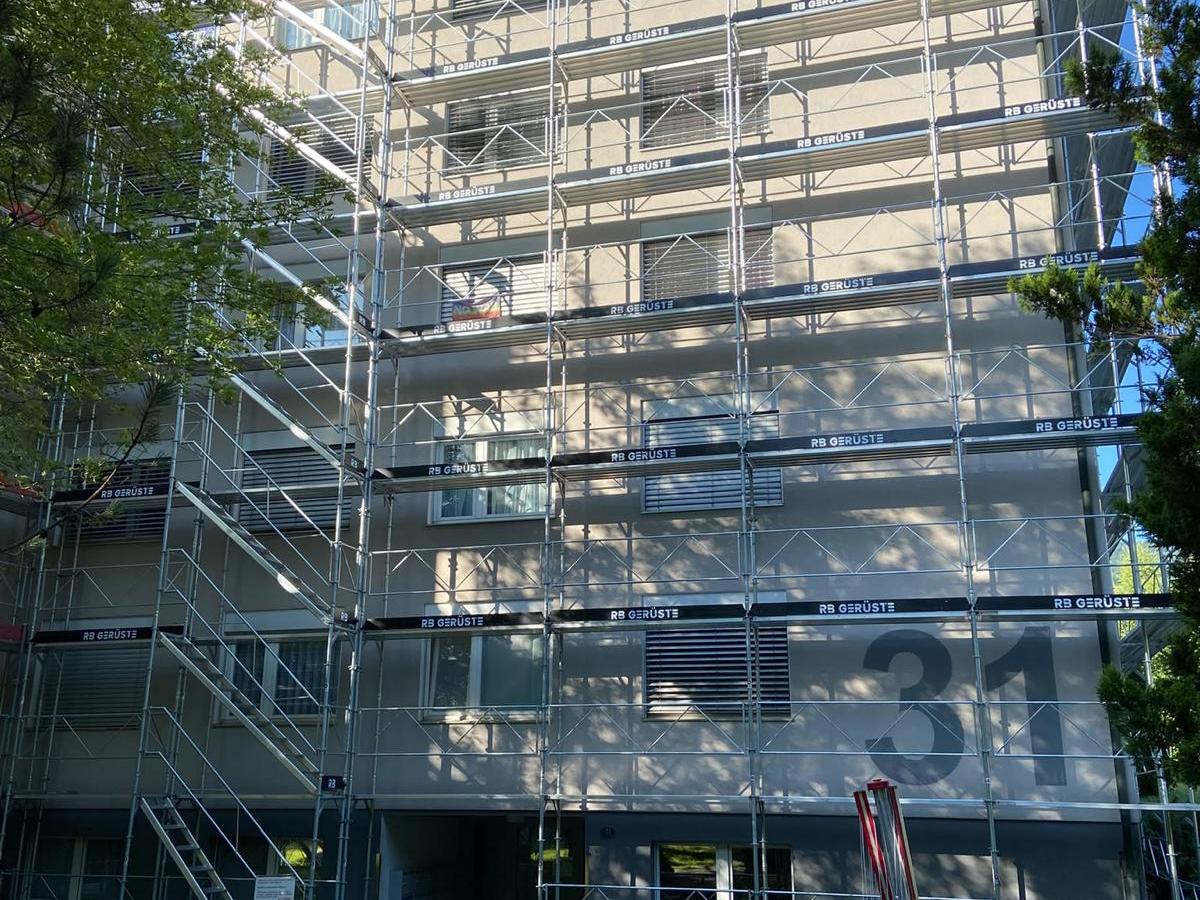 Fassadengerüst mit Treppenturm von RB Gerüste an einem bewohnten Mehrfamilienhaus