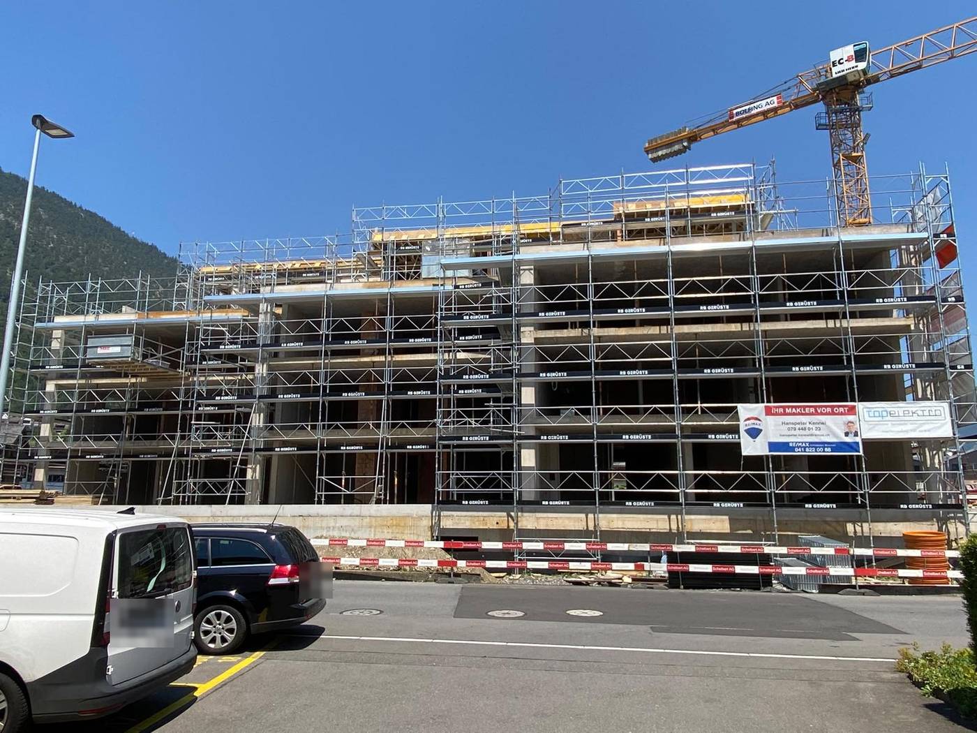 Wohnüberbauung im Bau, eingerüstet von RB Gerüste, Ansicht von der Strasse